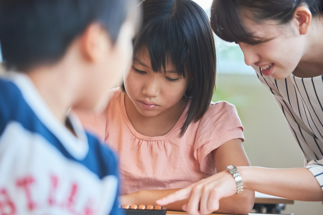 授業を受ける女子生徒