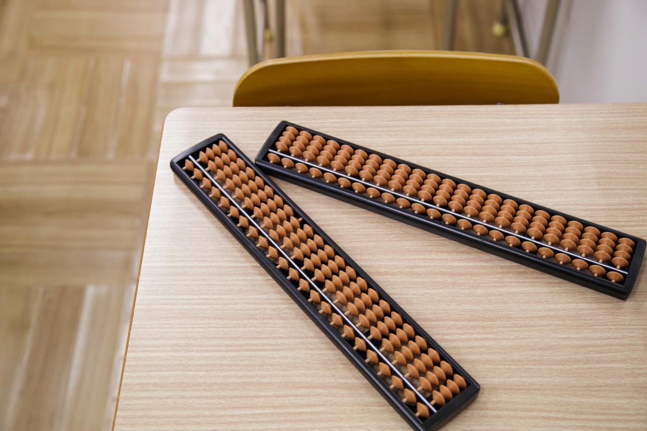 パソコンを操作する女教師